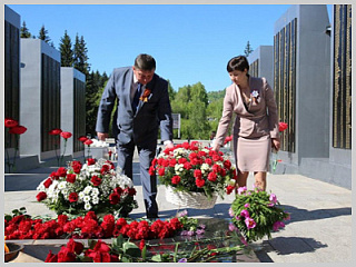 Руководители города и Глава республики возложили цветы на Парке победы