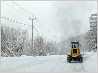 В Горно-Алтайске продолжается работа по очистке дорог от снега