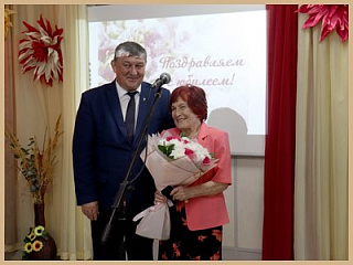 В школе №8 имени А.Ленкина поздравили с юбилеем заслуженного учителя РФ Валентину Сергеевну Теплякову