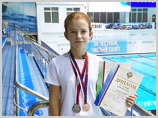 Школьница из Горно-Алтайска в числе победителей соревнований по плаванию