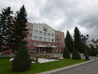 Администрация города Горно-Алтайска проводит распределение гуманитарной помощи.