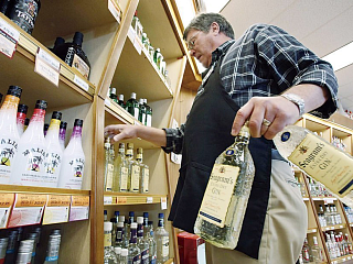 Предпринимателям города напоминают о декларировании розничной продажи алкогольной и спиртосодержащей продукции
