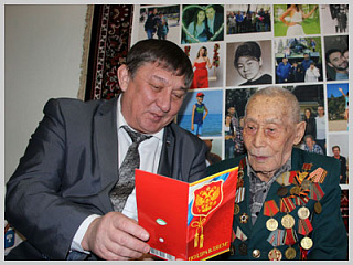 Участника Великой Отечественной войны Николая Янышкина поздравили с днем воинской славы