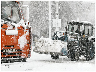 В Горно-Алтайске проводятся работы по ликвидации последствий снегопада