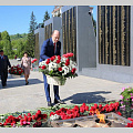 Руководители города и Глава республики возложили цветы на Парке победы