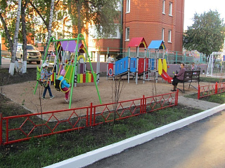 В преддверии Дня города в Горно-Алтайске открыли первую дворовую территорию в рамках проекта «Городская среда»