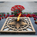 Руководители города и республики возложили цветы к Вечному огню