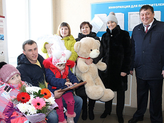 Юрий Нечаев и  Ольга Сафронова поздравили молодую семью с рождением дочери