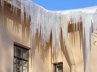 На крышах домов возможны образования сосулек и «снежных карнизов»