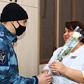 В Республике Алтай сотрудники Росгвардии поздравили мам и вдов погибших боевых товарищей с Днём матери