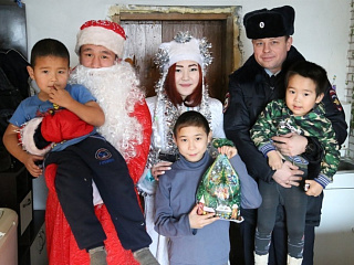 Благотворительная акция «Полицейский Дед Мороз» проходит в Горно-Алтайске