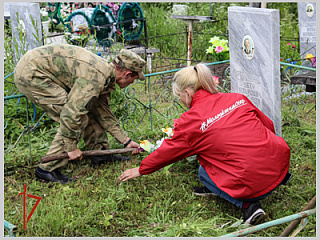 В Горно-Алтайске росгвардейцы облагораживают места захоронения участников Великой Отечественной войны
