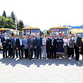 Горно-Алтайску вручили ключи от 6 школьных автобусов