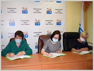 Трехстороннее соглашение  подписали  профсоюзы, работодатели  и Администрация города Горно-Алтайска