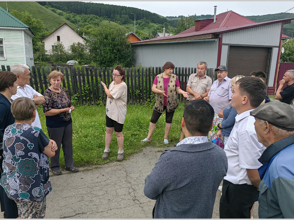 Мэр города Ольга Сафронова встретилась с жителями переулков Бийский и  Тимуровский | 21.06.2024 | Новости Горно-Алтайска - БезФормата