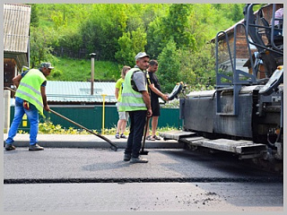 В Горно-Алтайске продолжается ямочный ремонт дорог