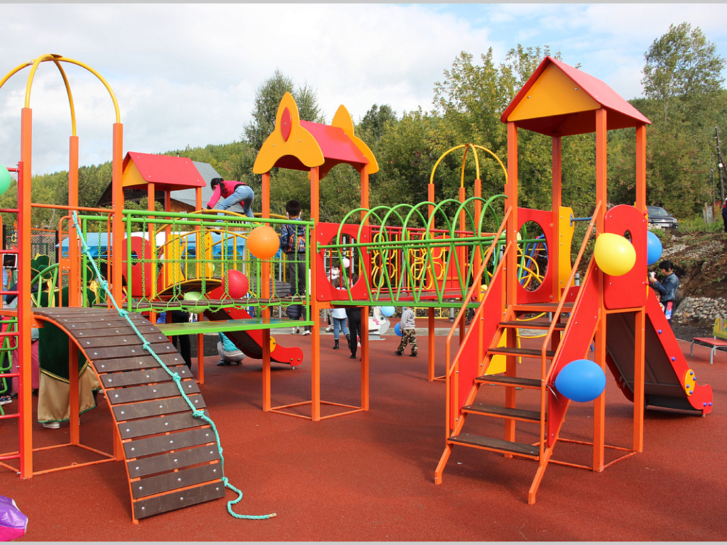 Новая детская площадка открыта в микрорайоне Горно-Алтайска
