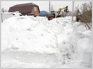 Жителей Горно-Алтайска призывают не складировать снег на дорогу
