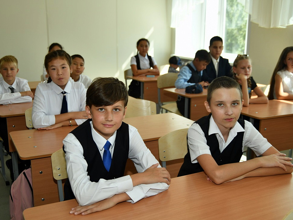 В классе 30 учеников на уроке. Школа 8 Горно-Алтайск. Ученик за партой.