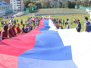 В День флага России на вершину Тугаи подняли 50-метровый триколор 