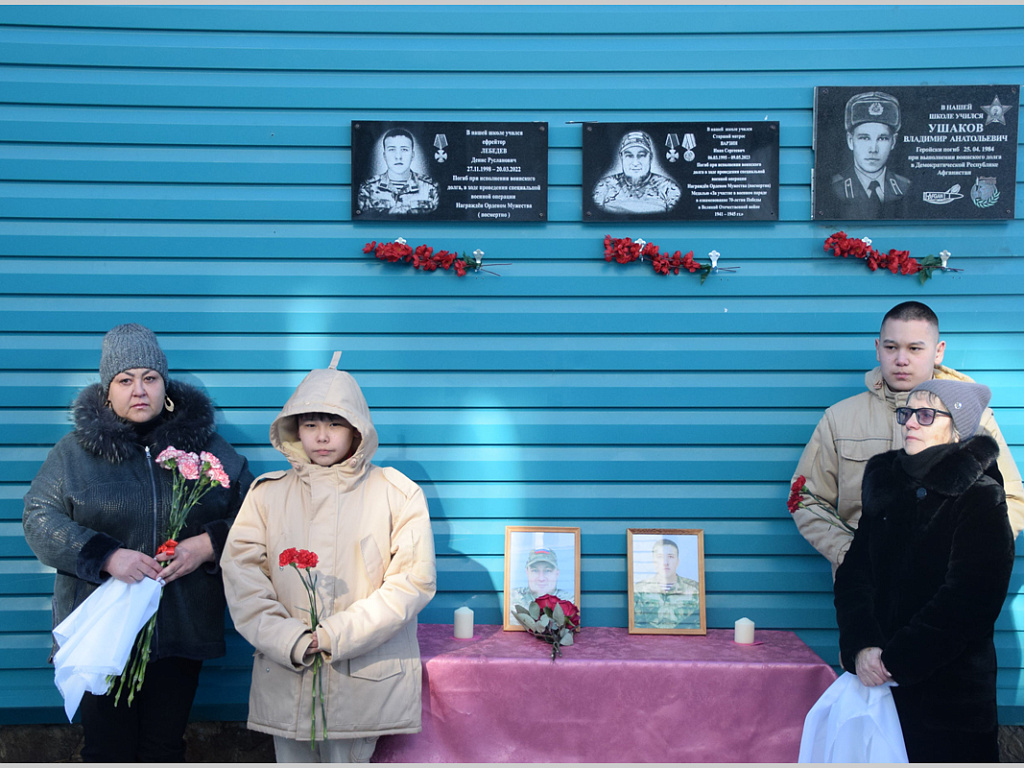 В Горно-Алтайске увековечили память выпускников школы №13 | 21.02.2024 |  Новости Горно-Алтайска - БезФормата