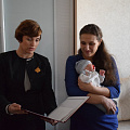 Руководители города поздравили горноалтайскую семью с рождением тройни