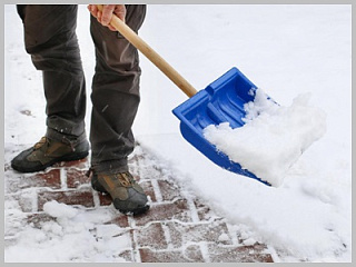 Кто отвечает за уборку снега и льда с крыш и тротуаров?