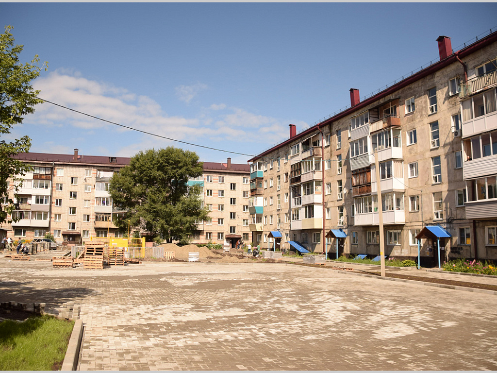 В Горно-Алтайске продолжается благоустройство дворовых территорий