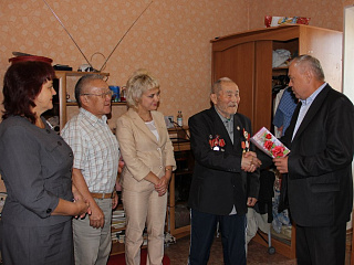 Мэрия города поздравила ветеранов Курской битвы с днем воинской славы 