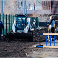 1257 кустарников и деревьев высаживают на территории нового детского сада в Горно-Алтайске