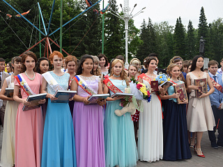 В Горно-Алтайске прошла общегородская линейка для выпускников
