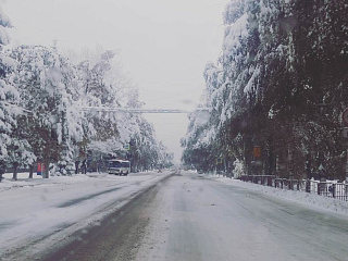 Последствия сильнейшего снегопада устраняют в Горно-Алтайске