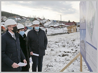 Ольга Сафронова и Олег Хорохордин проконтролировали строительство детского сада в Горно-Алтайске