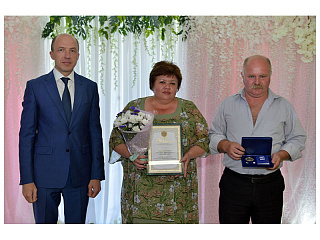 Супружеские пары из Горно-Алтайска поздравили с Днем семьи, любви и верности