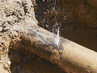 Из-за порыва водопровода в районе улицы Улалушинская отключено холодное водоснабжение 