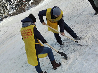 Полсотни волонтёров вышли на уборку снега в Горно-Алтайске