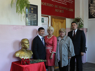 В День знаний в Горно-Алтайске открылись мемориальные доски героев войны