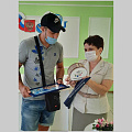 В День семьи, любви и верности новобрачным и родителям новорожденного малыша вручены подарки от Алтайкрайстата