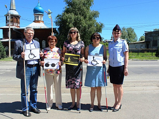 В Горно-Алтайске сотрудники ГИБДД провели акцию «#ПравилоБелойТрости»