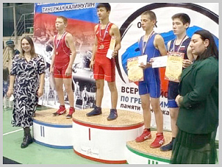 Борцы из Горно-Алтайска стали призерами соревнований в Омске и Томске