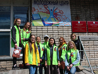 Волонтеры города провели акцию «Георгиевская ленточка»
