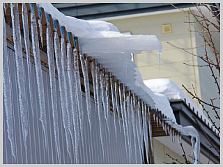Жителей Горно-Алтайска предупреждают о возможном сходе снега с крыш