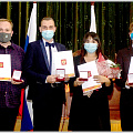 Добровольцы Горно-Алтайска получили памятные медали за бескорыстную работу по поддержке нуждающихся во время пандемии коронавируса.