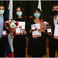 Добровольцы Горно-Алтайска получили памятные медали за бескорыстную работу по поддержке нуждающихся во время пандемии коронавируса.