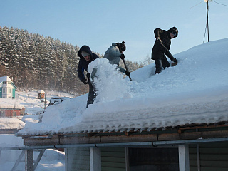 Общественники помогают ветеранам в уборке снега с крыш 