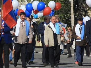 Виктор Облогин и Юрий Нечаев возглавили шествие трудовых коллективов
