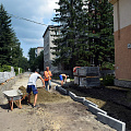 Городская среда: в Горно-Алтайске ремонтируют тротуар по проспекту Коммунистическому
