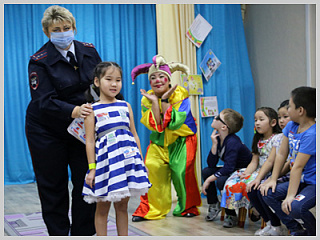 В Республике Алтай воспитанники детского сада приняли участие в дефиле костюмов со световозвращающими элементами