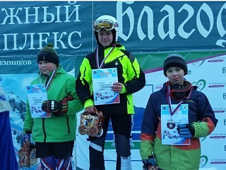 Горнолыжники Горно-Алтайска соревновались за призы Деда Мороза