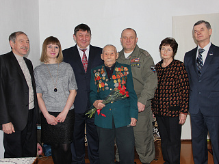 Ветерана Сталинградской битвы поздравили с Днём воинской славы России